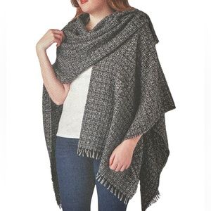 Cozy and warm knitted wrap with fringe